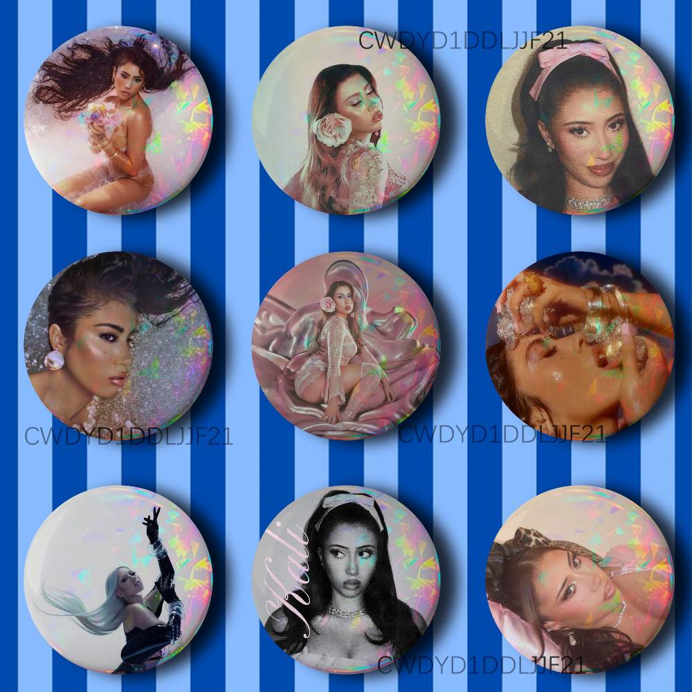 Collectible Vintage Brooches - Kali Uchis Vintage Anime-Brosche: Kreatives Abzeichen