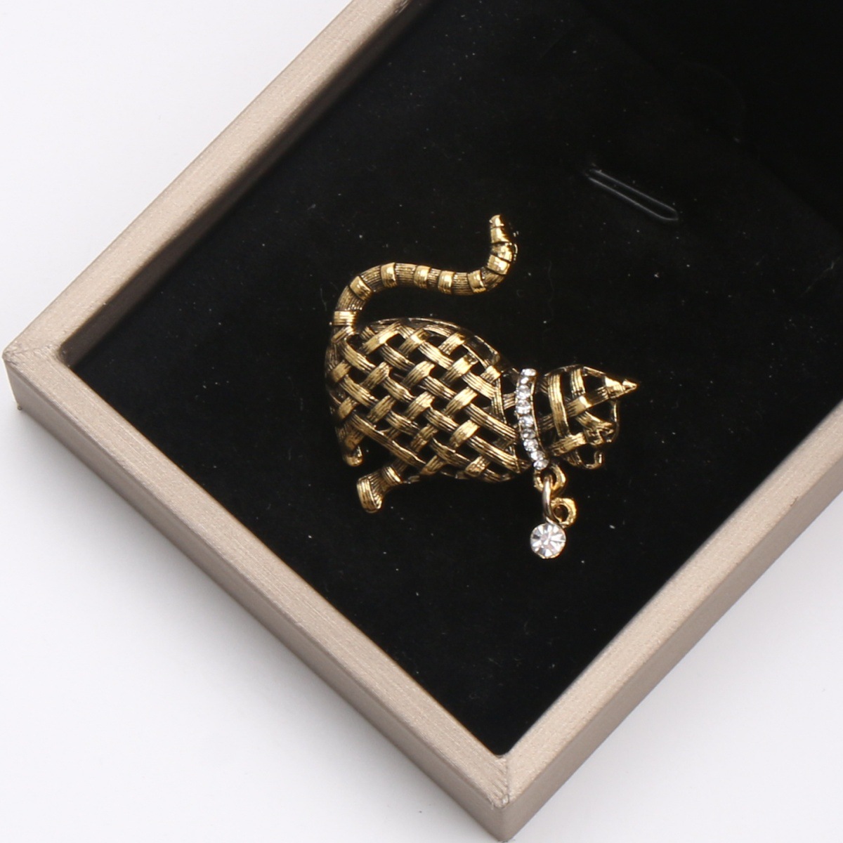 Verzierte Gewebte Katzenbrosch – Collectible Vintage Brooches Bewertung und Preis